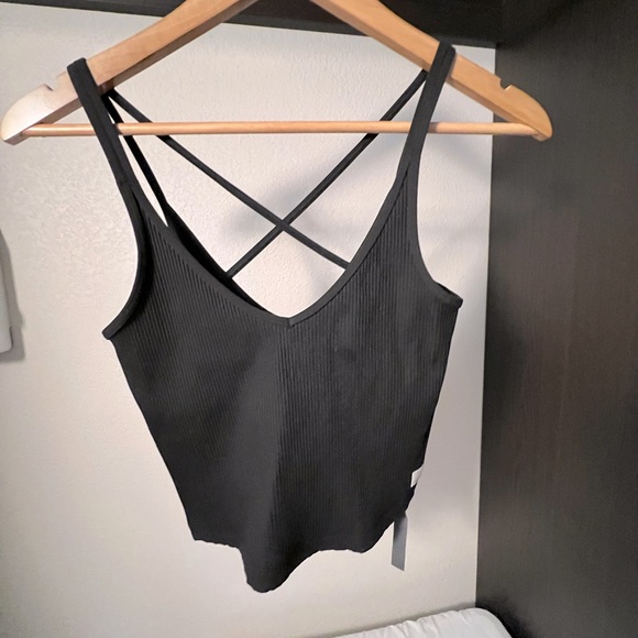 Vuori Tops - NWT VUORI Rib Crop Tank Small